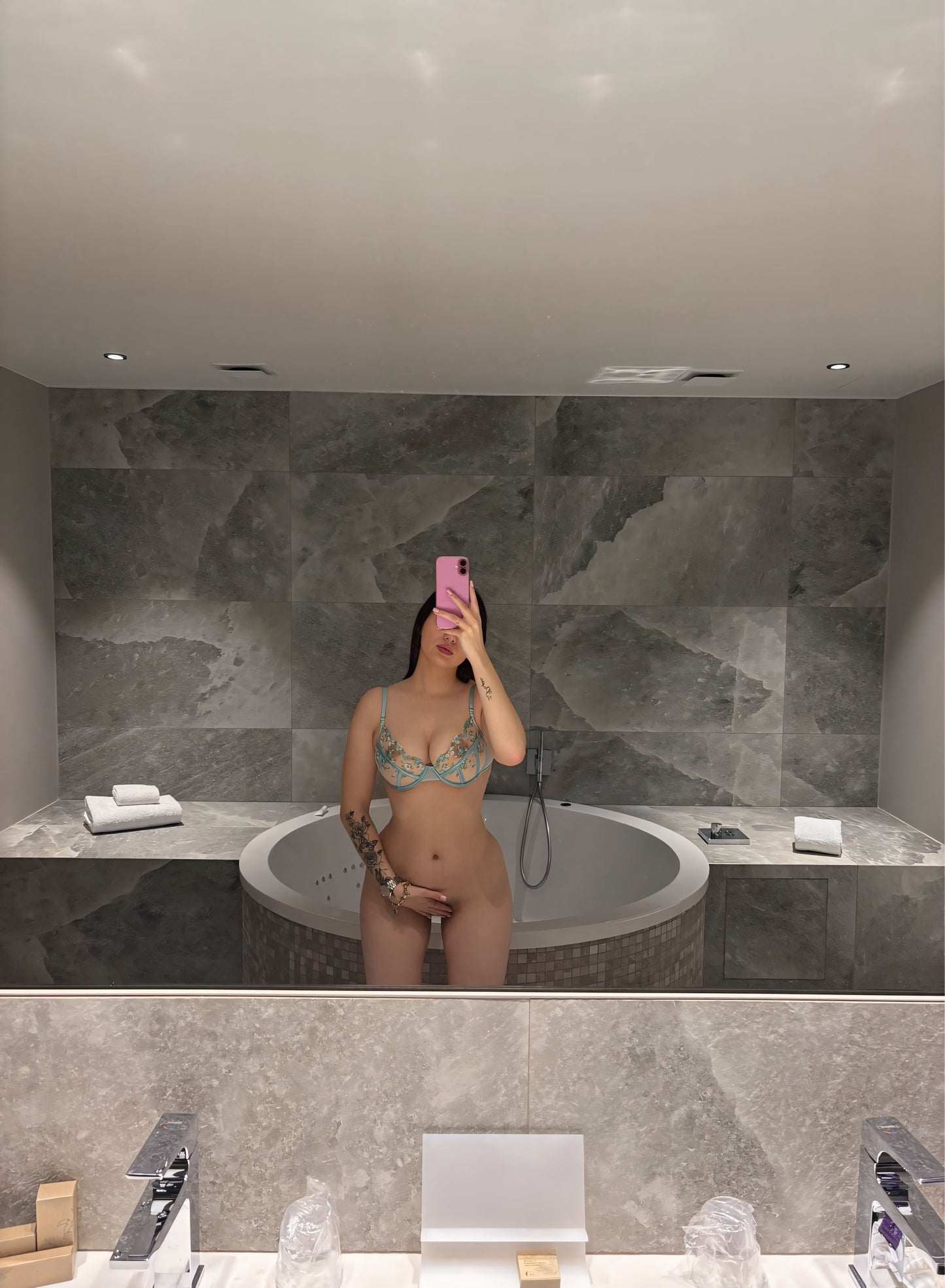 👀 Show sexy – 05min35 • Seins bondissants & strip tease jusqu’à nue