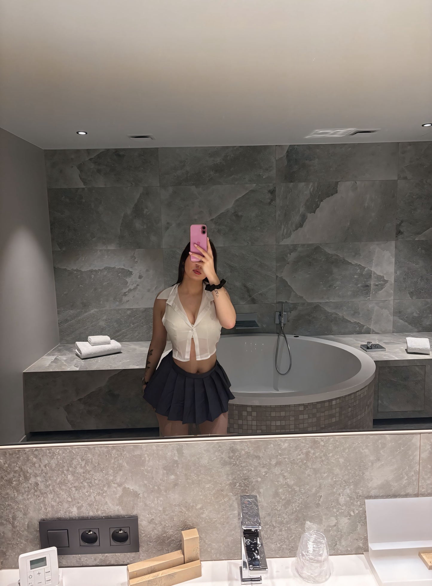 🍑 Vidéo ultra chaude – 07min55 – Strip tease + masturbation anale intense