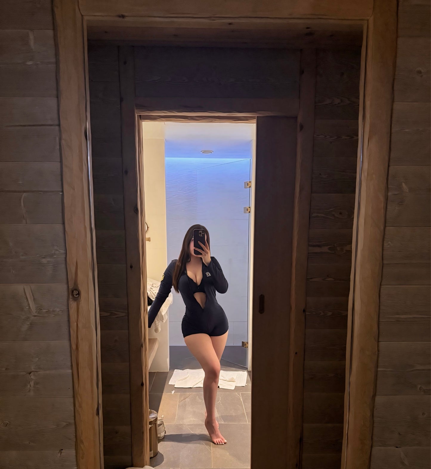 👀 Vidéo solo douce – 02min35 • Strip tease en tenue moulante + seins nus