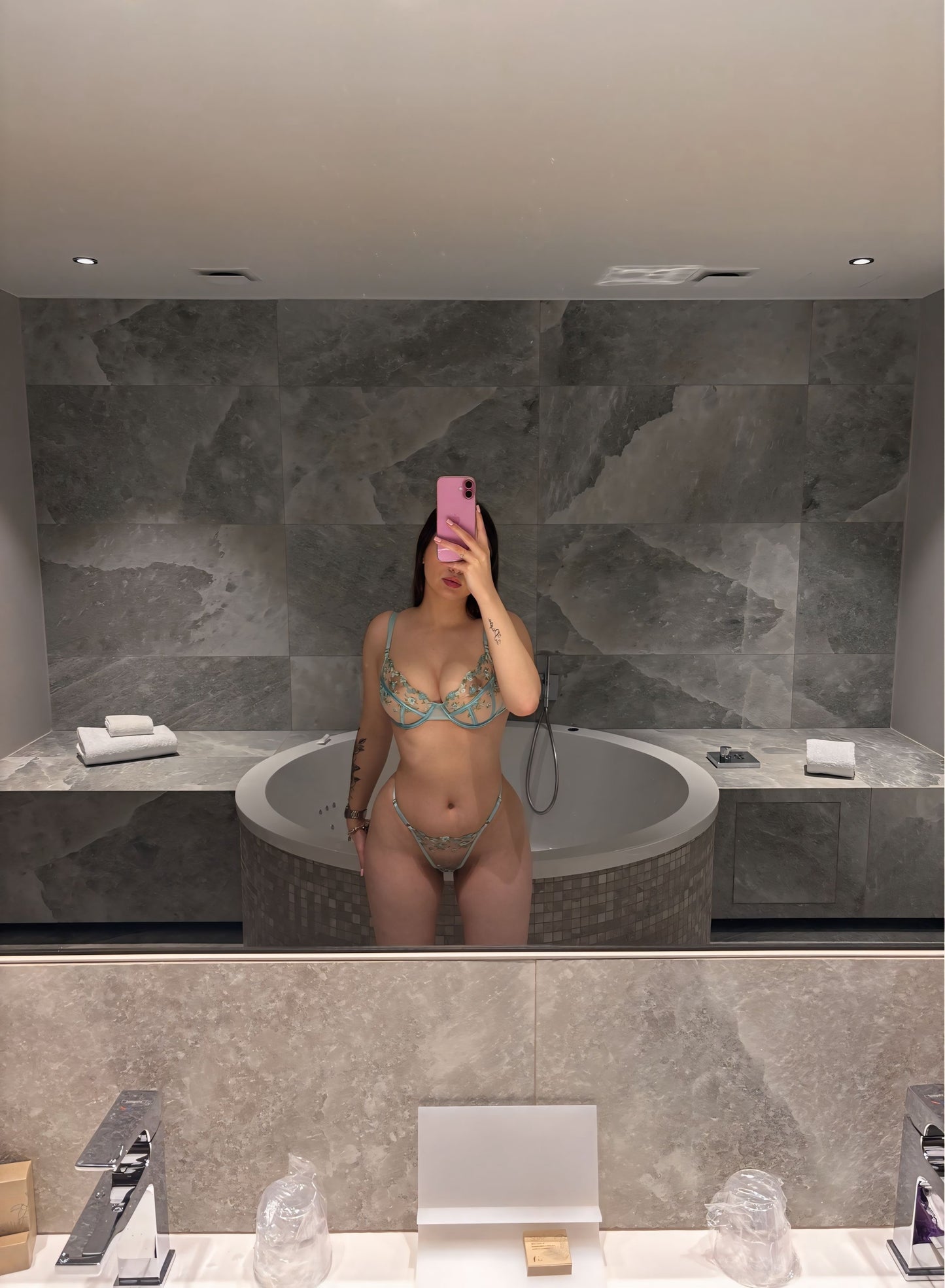 🫦Jeu de regard & strip envoûtant – 04min44 – Gode, lingerie noire